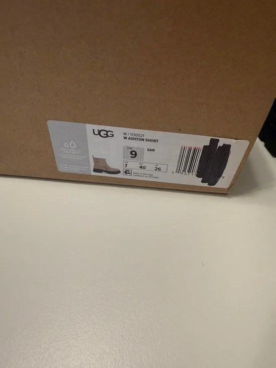 UGG Ashton short Suede Lug Sole Ankle Booties in San size 9 EUC - Picture 2 of 13